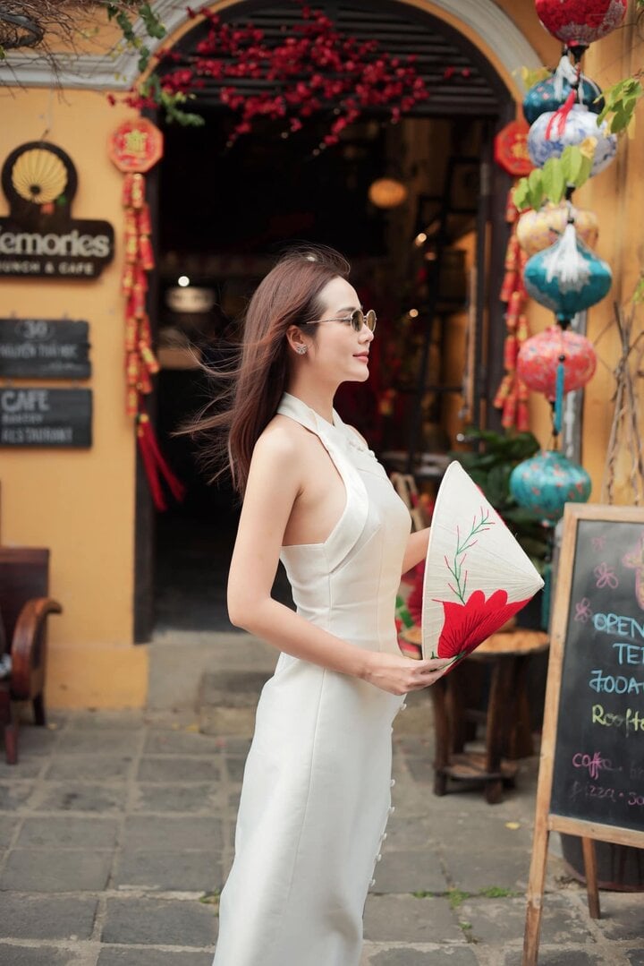 Nữ chính 'Chúng ta của 8 năm sau' diện áo dài cách điệu, khoe vai trần nuột nà - Ảnh 4. Nữ chính 'Chúng ta của 8 năm sau' diện áo dài cách điệu, khoe vai trần nuột nà - Ảnh 4.
