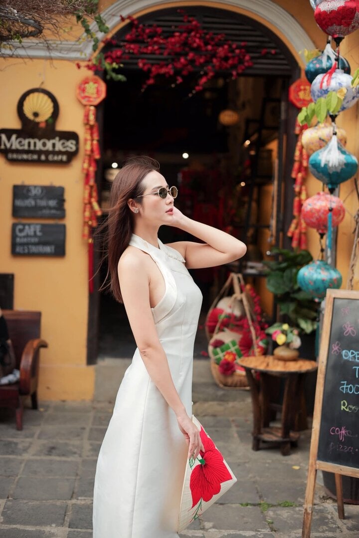 Nữ chính 'Chúng ta của 8 năm sau' diện áo dài cách điệu, khoe vai trần nuột nà - Ảnh 7. Nữ chính 'Chúng ta của 8 năm sau' diện áo dài cách điệu, khoe vai trần nuột nà - Ảnh 7.