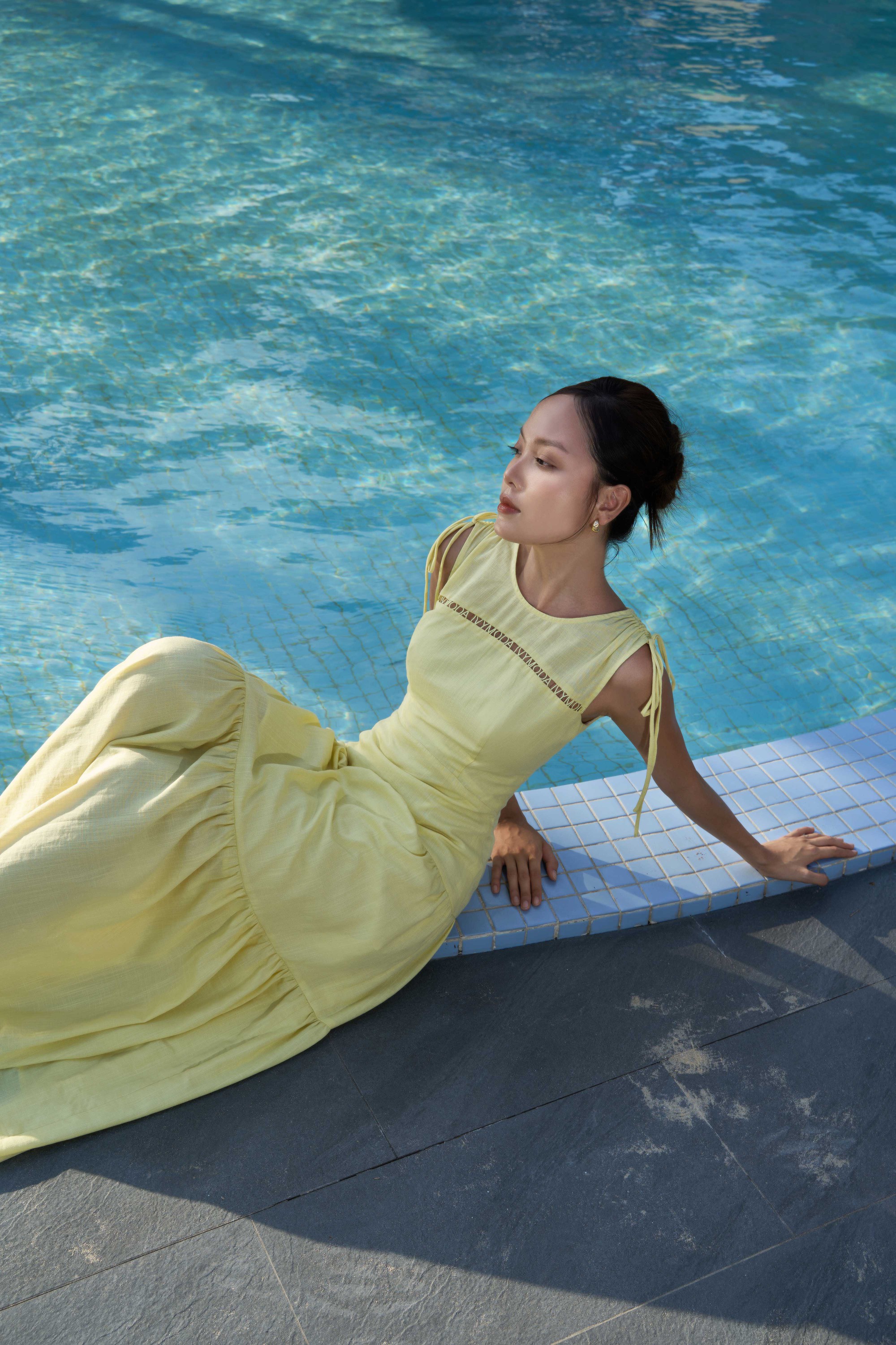 5 mẫu váy hè đang dẫn dắt xu hướng thời trang- Ảnh 2. Họa tiết xếp chữ tạo nên điểm nhấn thú vị cho mẫu váy dài màu xanh bơ. Đây có thể là lựa chọn tuyệt vời cho những buổi hẹn hò hoặc dạo phố cùng bạn bè. Kiểu dáng midi thướt tha mang đến sự bồng bềnh và quyến rũ trên mỗi bước di chuyển đồng thời giấu bớt những khuyết điểm ở phần thân dưới